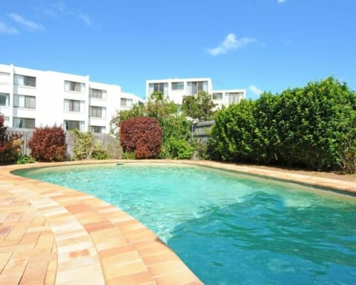 kings-beach-accommodation-pool2