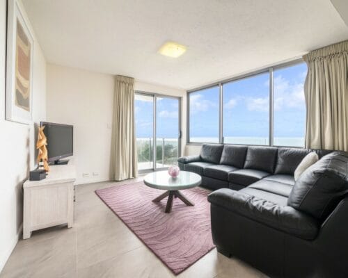 kings-beach-pacific-towers-unit-4-Holiday-Caloundra (1)